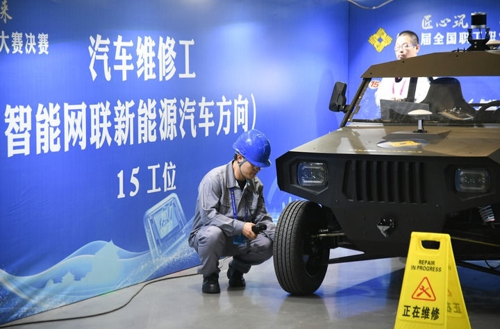 2024年9月11日，由全國總工會、人力資源和社會保障部等單位主辦的第八屆全國職工職業(yè)技能大賽決賽在陜西開幕。這是選手在位于西安國際會展中心的比賽場地參加汽車維修工（智能網聯新能源汽車方向）工種比賽。新華社記者 張博文 攝