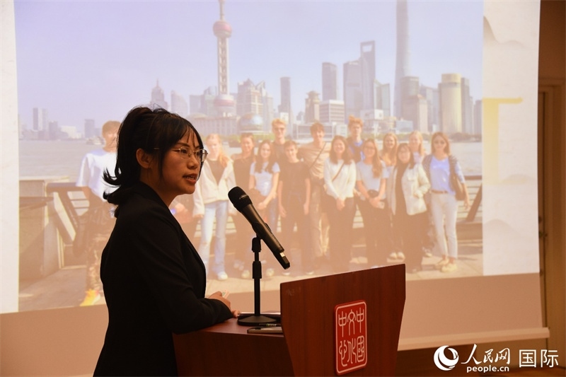 斯德哥爾摩考試中心經(jīng)理陳曦介紹“漢語(yǔ)水平考試”情況。人民網(wǎng)記者 殷淼攝