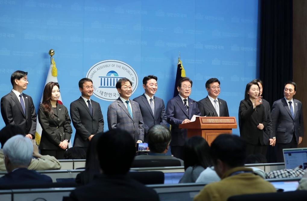 4月11日，李在明在韓國首爾舉行的新聞發(fā)布會上介紹他的總統(tǒng)競選團(tuán)隊。新華社記者姚琪琳攝