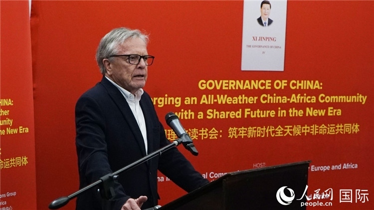 南非前駐日本、西班牙、馬達(dá)加斯加大使、浙江師范大學(xué)非洲研究院資深研究員赫特·赫羅布勒在讀書會上發(fā)言。人民網(wǎng) 劉暢攝