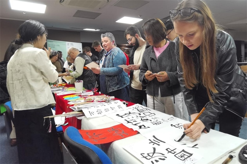 現(xiàn)場來賓體驗(yàn)中國傳統(tǒng)文化。中國駐波蘭大使館供圖。