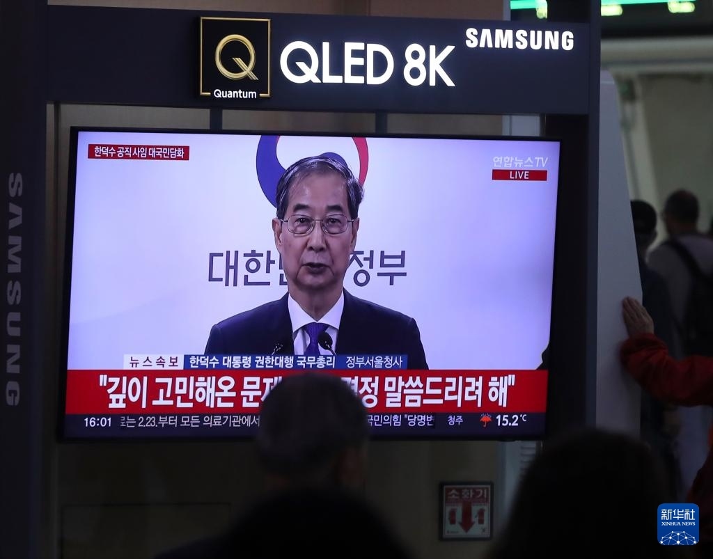 5月1日，在韓國首爾火車站，民眾觀看韓德洙辭職的新聞。新華社記者 姚琪琳 攝