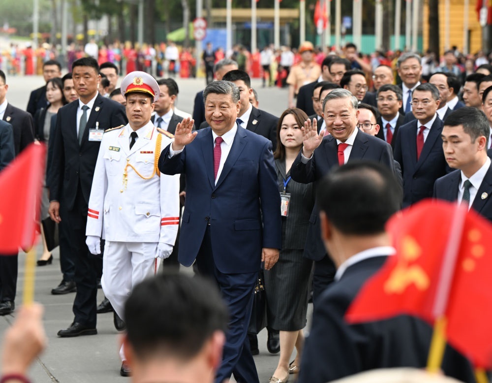 4月14日，中共中央總書記、國家主席習(xí)近平抵達(dá)河內(nèi)對越南進(jìn)行國事訪問。當(dāng)日下午，越共中央總書記蘇林為習(xí)近平舉行隆重歡迎儀式。這是歡迎儀式后，習(xí)近平和蘇林一同步行前往越共中央駐地舉行會(huì)談時(shí)，向歡迎人群揮手致意。新華社記者 張領(lǐng) 攝