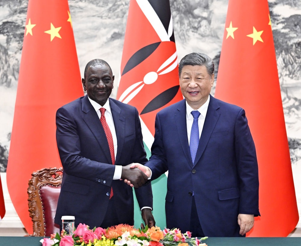 4月24日上午，國家主席習(xí)近平在北京人民大會(huì)堂同來華進(jìn)行國事訪問的肯尼亞總統(tǒng)魯托舉行會(huì)談。這是習(xí)近平同魯托握手。新華社記者 岳月偉 攝