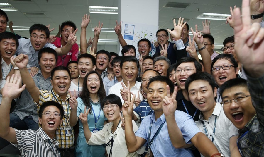 2013年8月29日，習(xí)近平總書記在東軟集團(tuán)（大連）有限公司同年輕員工親切合影。新華社記者 鞠鵬 攝