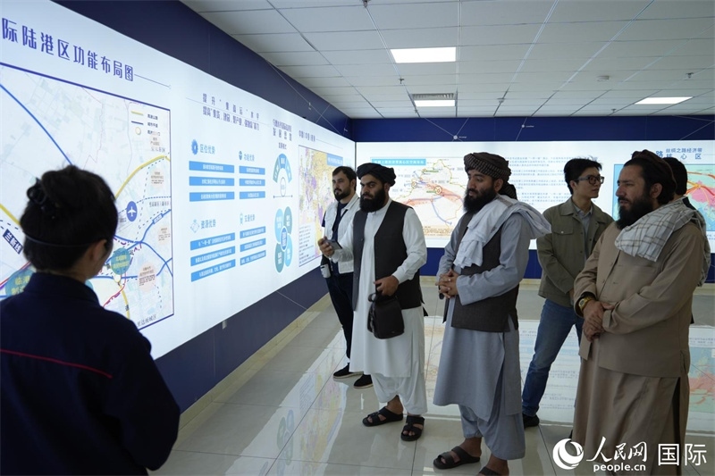 代表團在烏魯木齊國際陸港區(qū)參觀。人民網(wǎng)記者 章凱風(fēng)攝