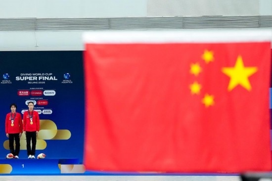 5月2日，獲得2025年跳水世界杯總決賽女子雙人10米臺冠軍的中國組合陳芋汐（右）/全紅嬋在頒獎儀式上。新華社記者 鞠煥宗 攝