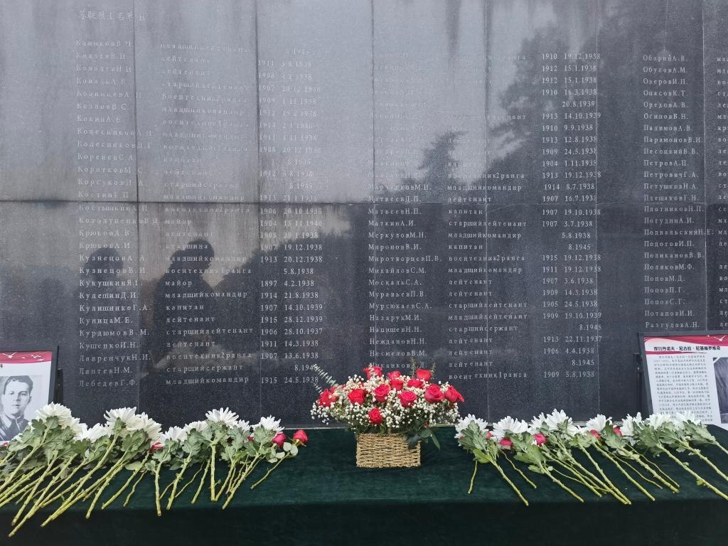 在南京抗日航空烈士紀(jì)念館鐫刻有蘇聯(lián)籍抗日航空英烈名錄的紀(jì)念碑前，擺放著人們獻(xiàn)上的鮮花（2024年11月22日攝）。新華社記者 邱冰清 攝