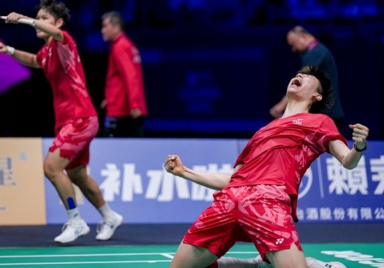 5月3日，中國(guó)隊(duì)組合馮彥哲（右）/黃東萍在半決賽混雙比賽后慶祝。新華社記者 孫非 攝