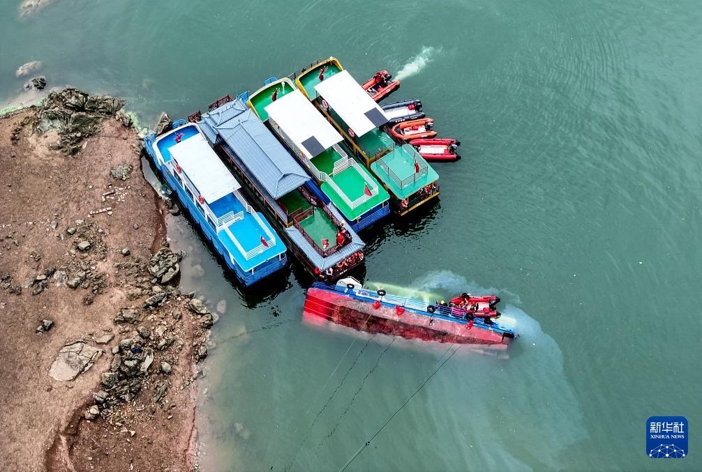 5月5日，救援人員在對傾覆船只進行搜救（無人機照片）。新華社記者 劉續(xù) 攝