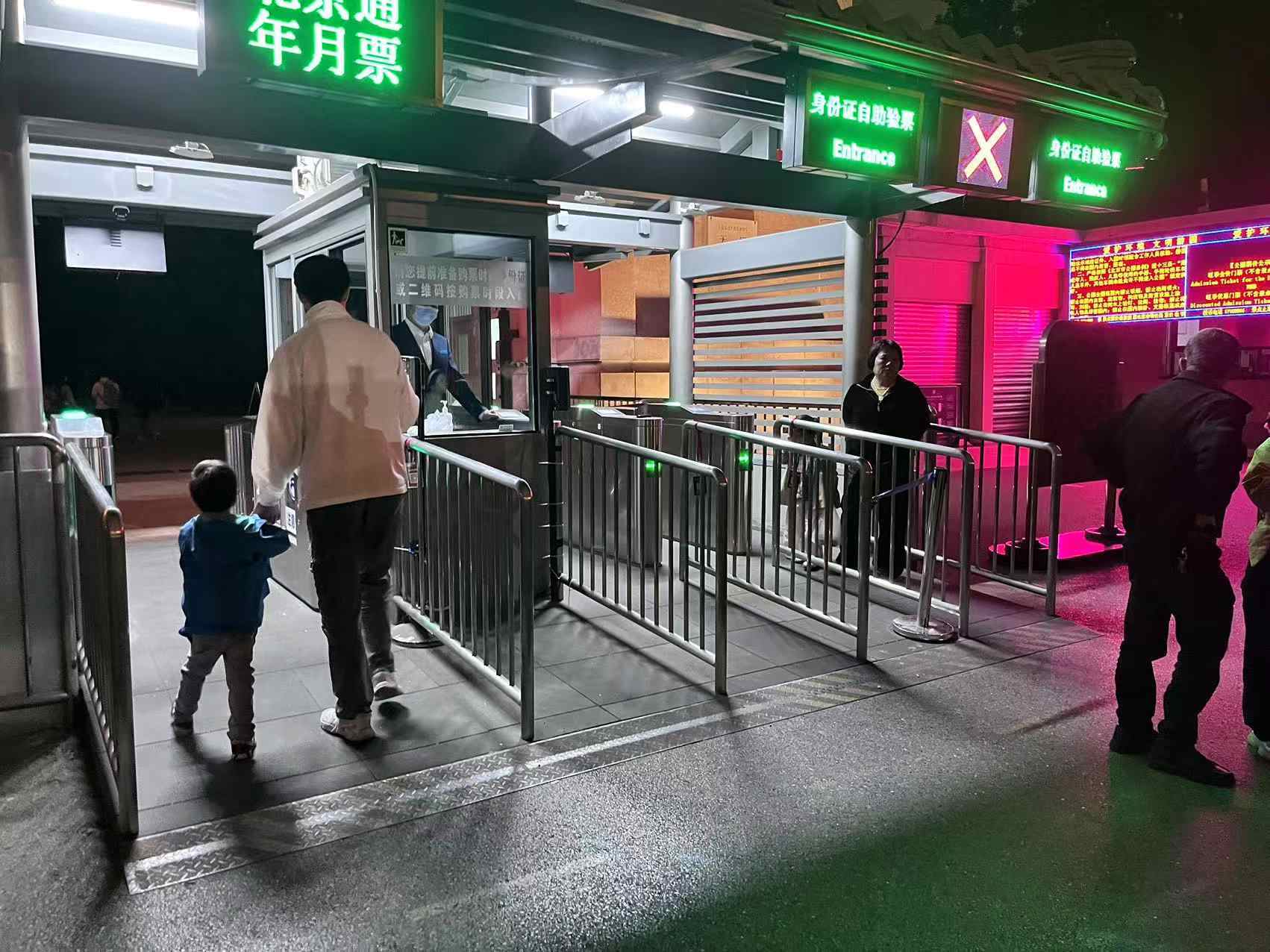 北京天壇公園延長開放時間，游客進入游覽。人民網(wǎng)記者 李楠樺攝