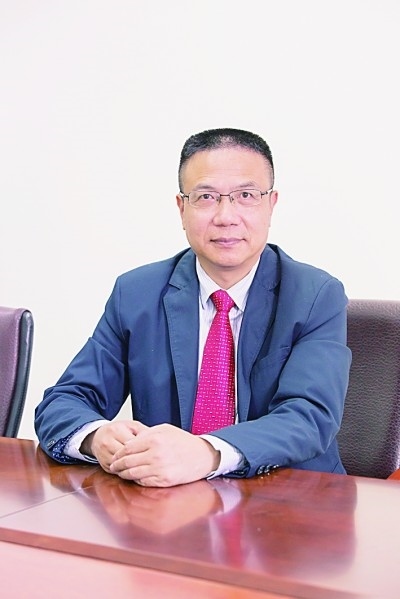 徐飛 教授、博士生導師。歷任上海交通大學副校長、西南交通大學校長、上海財經(jīng)大學常務副校長，現(xiàn)任福耀科技大學常務副校長。國務院政府特殊津貼專家。先后兼任中國鐵道學會副理事長，中國管理學會組織與戰(zhàn)略專業(yè)委員會副主任，教育部高等學校創(chuàng)新創(chuàng)業(yè)教育指導委員會副主任，中國高等教育學會創(chuàng)新創(chuàng)業(yè)教育分會理事長，中國高質(zhì)量MBA教育認證（CAMEA）工作委員會副主任，中國職業(yè)技術(shù)教育學會副會長等。主要研究領域為戰(zhàn)略管理、競爭戰(zhàn)略與博弈論、創(chuàng)新創(chuàng)業(yè)、跨文化戰(zhàn)略領導力等。出版著作20余部。