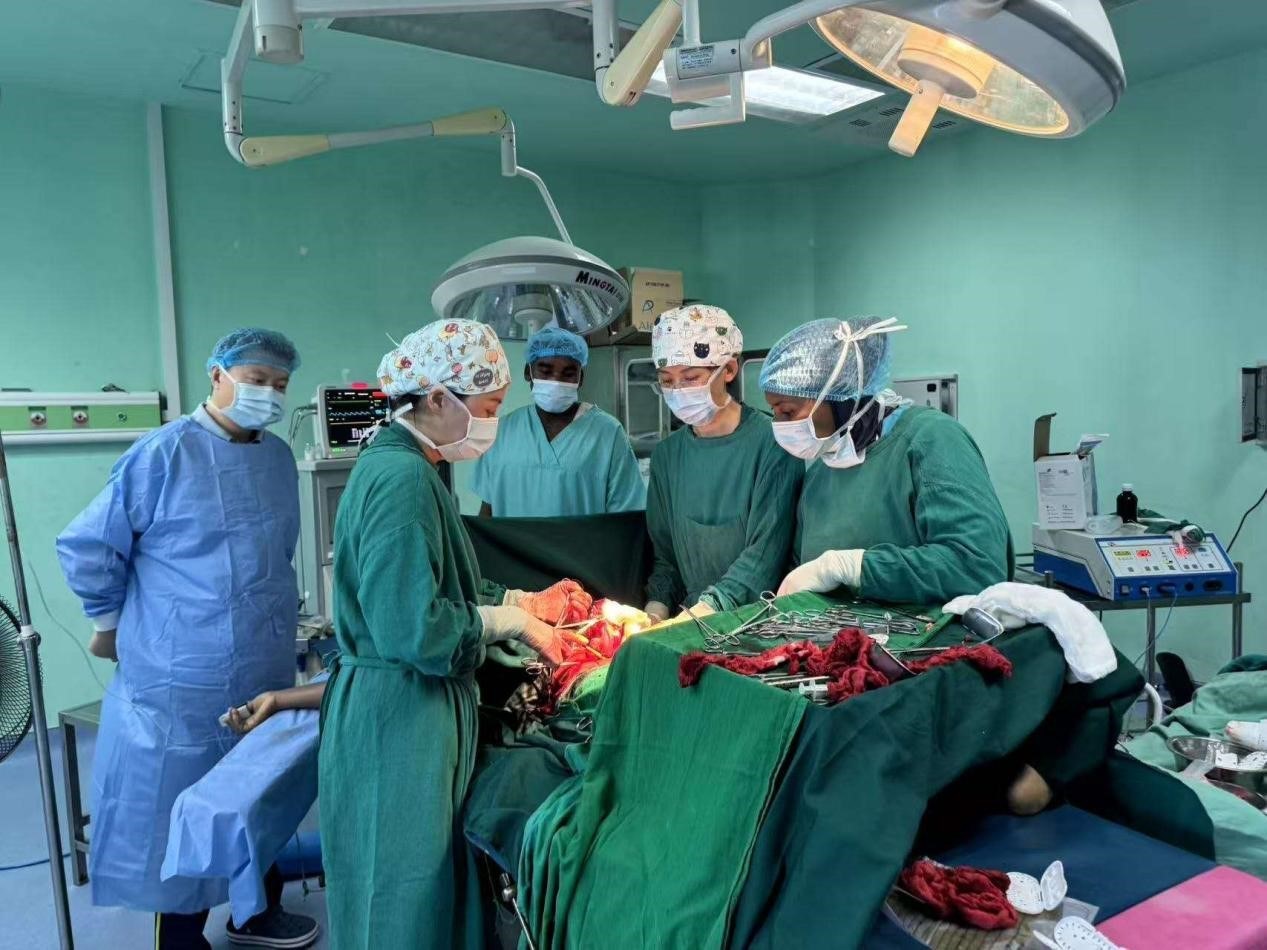 中國(guó)醫(yī)療隊(duì)專家與當(dāng)?shù)蒯t(yī)生協(xié)同手術(shù)。中國(guó)援桑醫(yī)療隊(duì)供圖