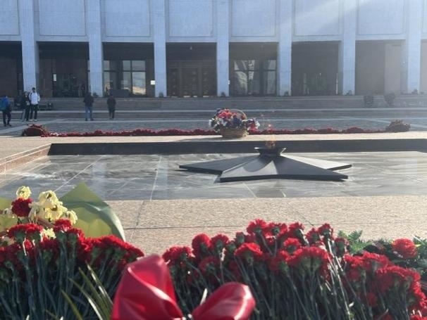 當(dāng)?shù)貢r(shí)間5月6日下午，莫斯科勝利廣場(chǎng)上的長(zhǎng)明火兩旁放滿鮮花。