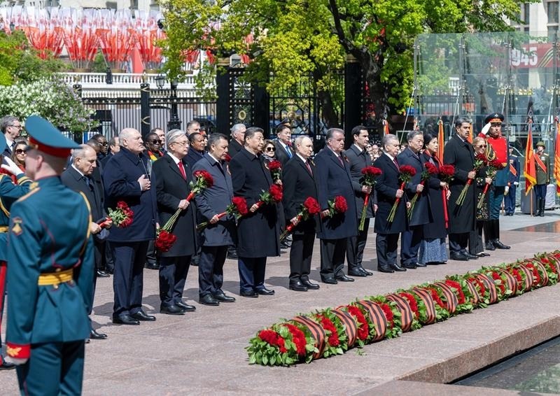 △當地時間5月9日，紀念蘇聯(lián)偉大衛(wèi)國戰(zhàn)爭勝利80周年慶典結束后，習近平主席同其他國家領導人一起從紅場來到亞歷山大花園，向無名烈士墓獻花，并肅立默哀。