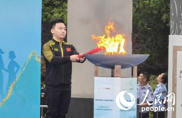 在活動(dòng)開(kāi)幕式上，馮喆點(diǎn)燃火炬。人民網(wǎng)記者 楊磊攝