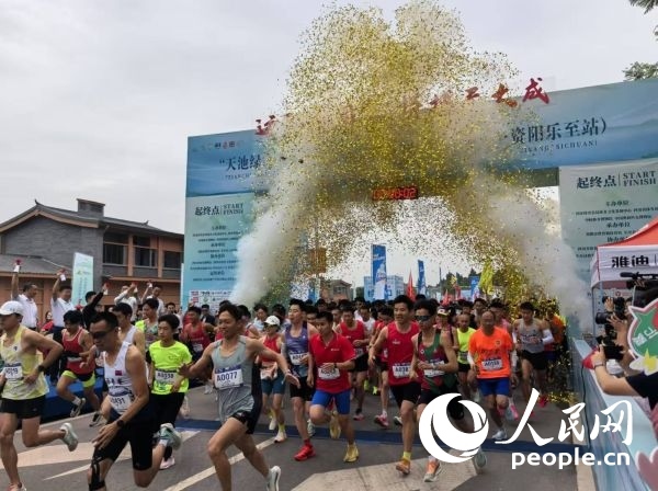 全民健身跑參賽選手沖出起點(diǎn)。人民網(wǎng)記者 楊磊攝