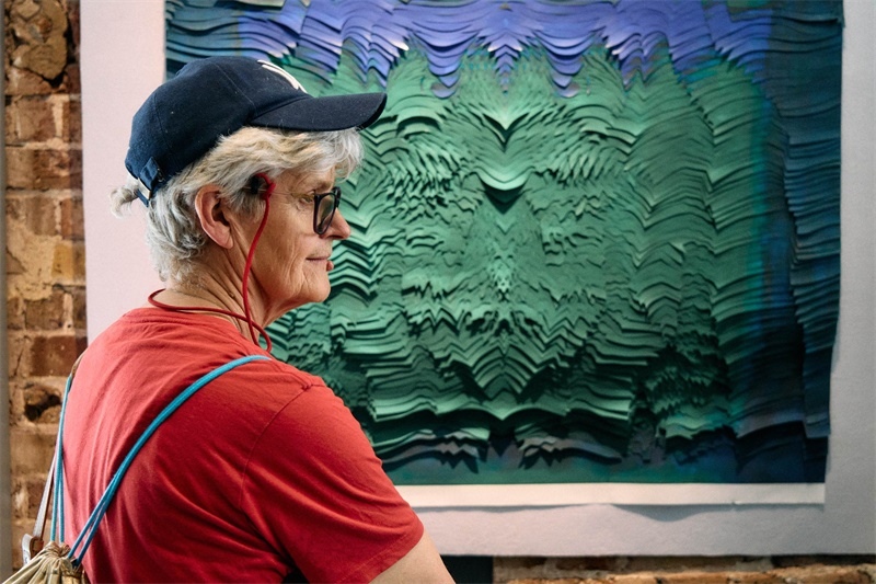 英國(guó)嘉賓在倫敦手工周中國(guó)館展出作品前駐足。楊浩鵬攝