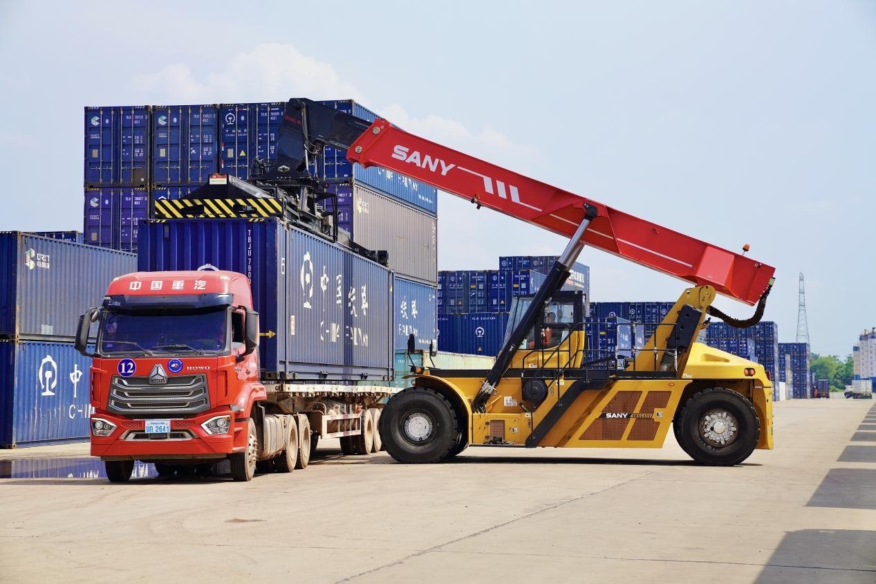 在中老鐵路萬(wàn)象南鐵路貨運(yùn)口岸站，起重機(jī)正在吊裝集裝箱。劉瑩嘉攝