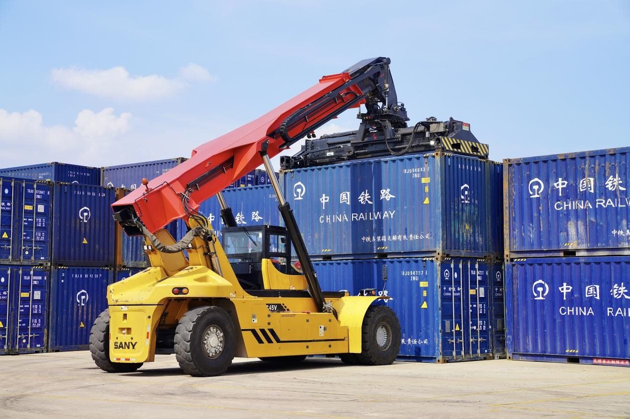 在中老鐵路萬(wàn)象南鐵路貨運(yùn)口岸站，起重機(jī)正在吊裝集裝箱。劉瑩嘉攝