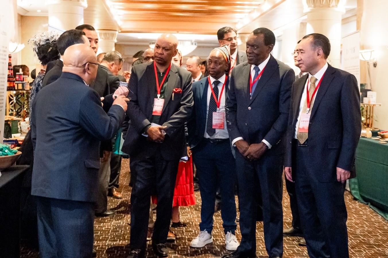 與會嘉賓走訪展臺。南非貴州商會供圖