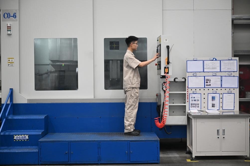 近日，工人在洛陽軸承集團(tuán)股份有限公司的智能生產(chǎn)線上作業(yè)。新華社記者 李嘉南 攝