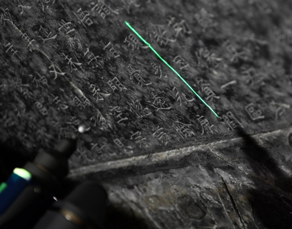 2025年4月9日，龍門石窟研究院工作人員在古陽洞使用關(guān)節(jié)臂掃描儀對《龍門二十品》之一進行數(shù)字化掃描。新華社記者 李嘉南 攝