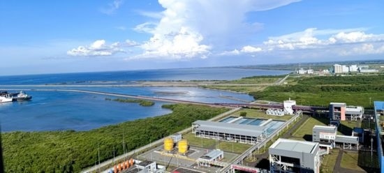 這是5月18日拍攝的紅樹林環(huán)繞的爪哇7號燃煤電站。記者 曹凱 攝