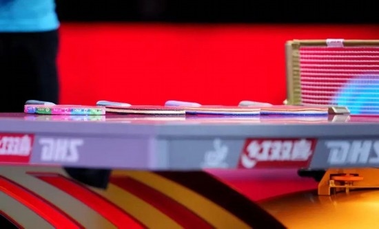 王楚欽的球拍為最右側(cè)那支。