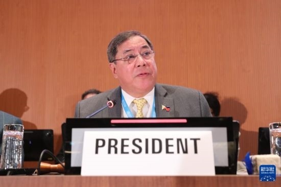 5月20日，在瑞士日內(nèi)瓦，第78屆世界衛(wèi)生大會(huì)主席赫爾博薩宣布審議通過“大流行協(xié)定”。新華社記者 杜哲宇 攝