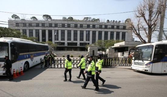 4月3日，在韓國首爾，警察在韓國憲法法院前執(zhí)勤。新華社記者姚琪琳攝