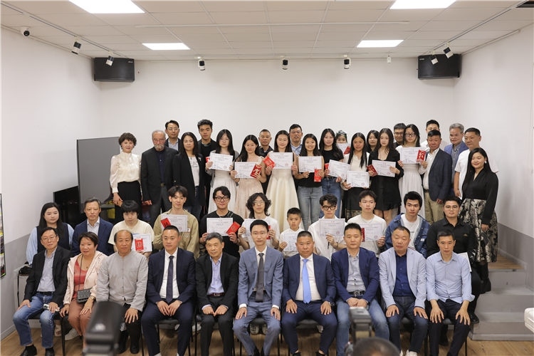 獲獎(jiǎng)?wù)吲c主辦方合影。主辦方供圖