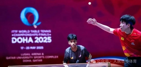 5月17日，王楚欽在比賽中發(fā)球。