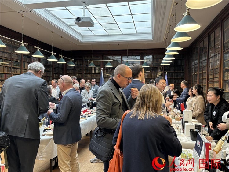 FIWA大獎(jiǎng)賽獲獎(jiǎng)酒及農(nóng)產(chǎn)品2025專業(yè)展暨中國云南—法國巴黎特色商品推介會現(xiàn)場。人民網(wǎng)記者 于超凡攝