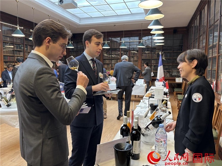 法國嘉賓與參展云南企業(yè)代表交流。人民網(wǎng)記者 于超凡攝