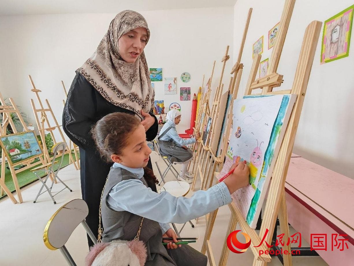 阿爾穆塔?阿里卡特國(guó)際學(xué)校的學(xué)生在美術(shù)室上課。人民網(wǎng)記者 管克江攝