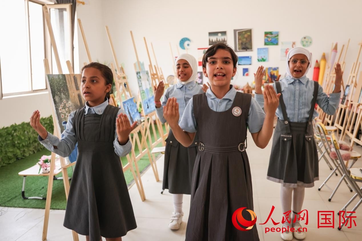 阿爾穆塔?阿里卡特國(guó)際學(xué)校的學(xué)生表演舞蹈。人民網(wǎng)記者 薛丹攝