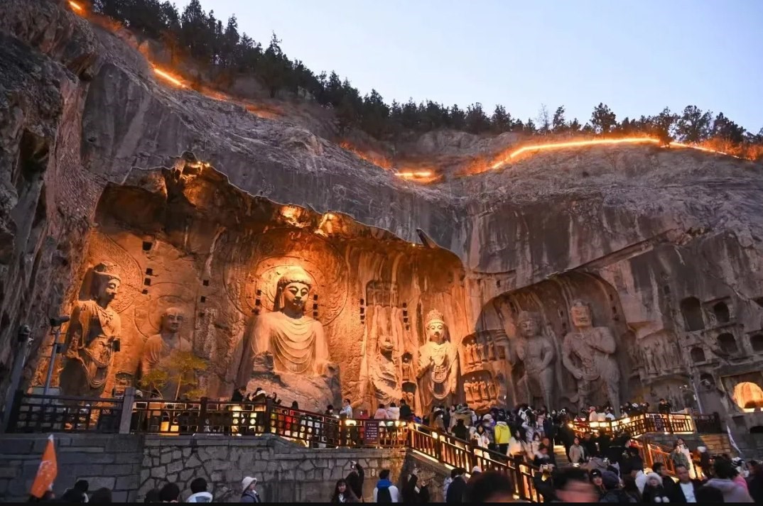 游客在龍門石窟參觀游覽。