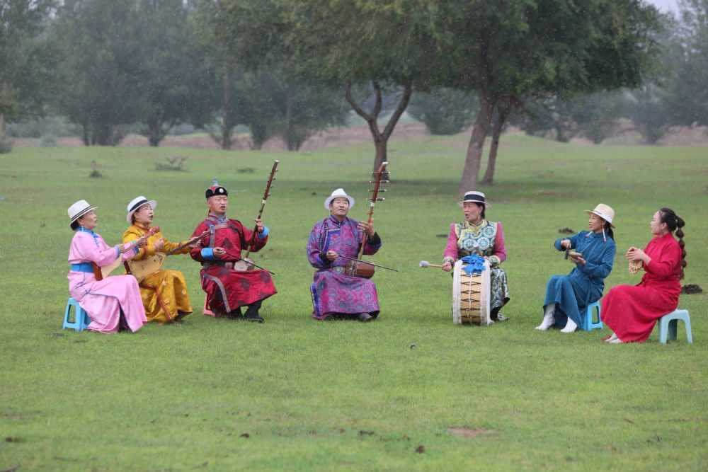 2024年7月16日，《格薩（斯）爾》史詩說唱傳承人在內蒙古赤峰市巴林右旗戶外表演。（胡斯楞攝）