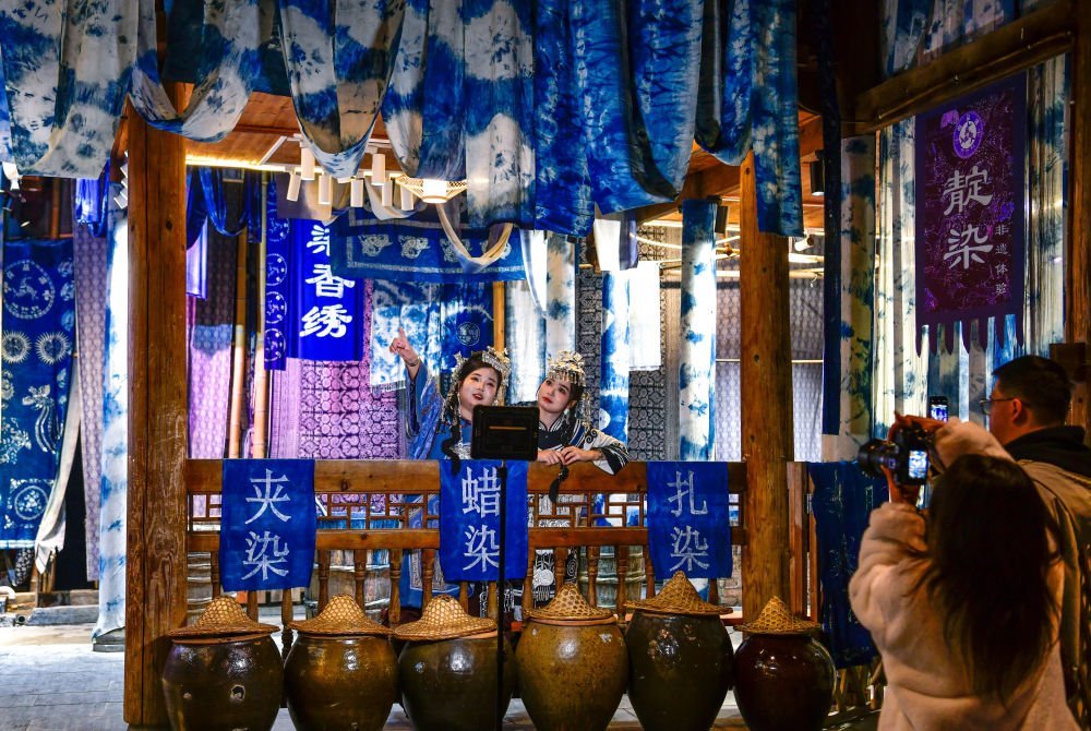 2025年3月17日，游客在貴州省黎平縣肇興侗寨里留影。新華社記者楊文斌 攝