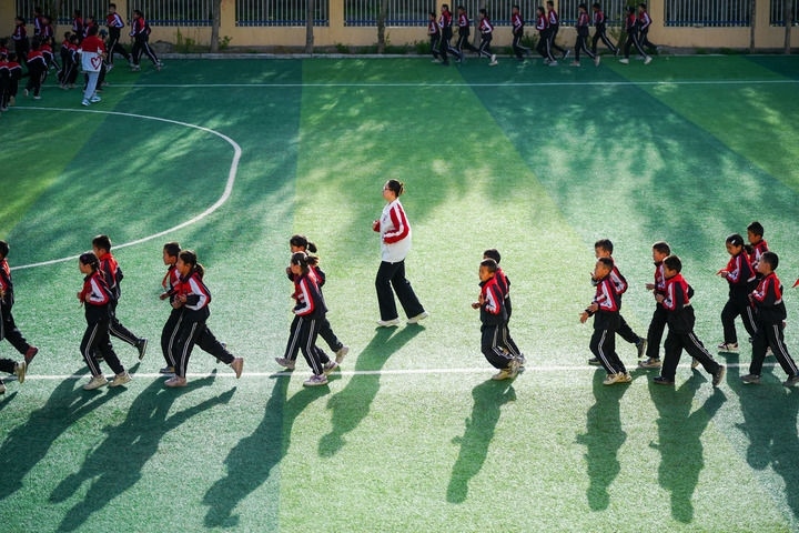 2025年4月24日，在新疆克州阿圖什市哈拉峻鄉(xiāng)謝依特小學(xué)，支教教師帶領(lǐng)學(xué)生晨跑。新華社記者 徐宏巖 攝