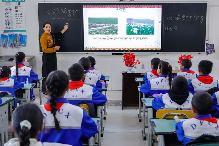 2024年9月27日，在四川省甘孜藏族自治州道孚縣城關(guān)第一完全小學(xué)，采取“藏加模式”教學(xué)的五年級一班的藏語文課上，準(zhǔn)木周老師指導(dǎo)藏族學(xué)生以家鄉(xiāng)草原風(fēng)物為主題寫作藏語文作文。新華社記者 沈伯韓 攝