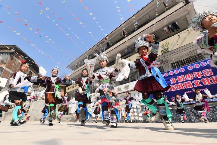 2025年3月25日，廣西柳州市融水苗族自治縣桿洞鄉(xiāng)中心小學(xué)學(xué)生在跳蘆笙踩堂舞。新華社記者 黃孝邦 攝