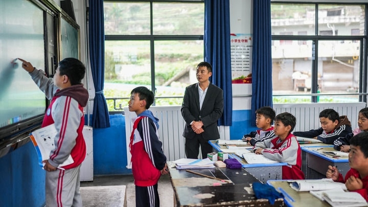 2024年11月21日，在地處烏蒙山區(qū)的貴州省六盤水市水城區(qū)亮巖小學(xué)，學(xué)生在供暖的教室內(nèi)學(xué)習(xí)。新華社記者 陶亮 攝