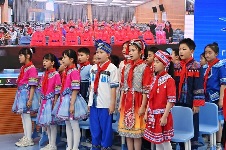 2025年3月28日，在“壯蒙一家親 共筑中國夢”手拉手主題云隊會上，廣西南寧市濱湖路小學(xué)四（1）中隊隊員通過網(wǎng)絡(luò)和內(nèi)蒙古鄂爾多斯東勝區(qū)第十二小學(xué)四（9）中隊隊員一起唱《中國少年先鋒隊隊歌》。新華社記者 周華 攝