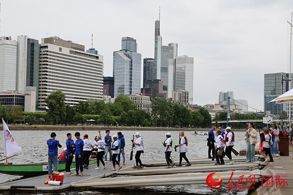 來自美國的快樂龍舟隊選手們正在登船準備參賽。人民網記者 劉仲華攝