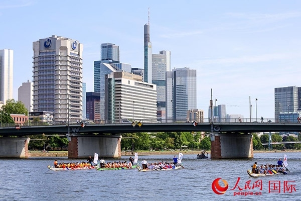 龍舟賽隊伍奮力揮槳、破浪前行。人民網 依琳攝