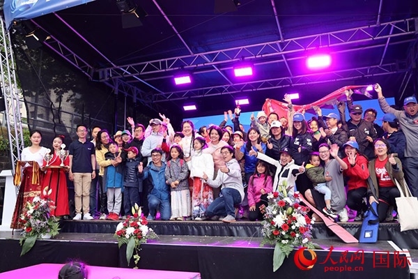 獲獎選手們上臺領獎并合影留念。人民網記者 劉仲華攝