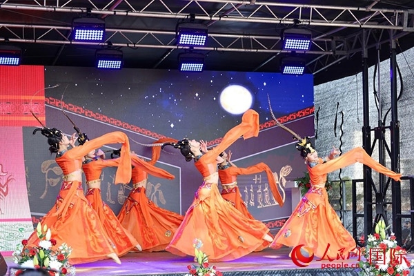 美因河畔的舞臺上中國傳統(tǒng)舞蹈精彩上演。人民網 依琳攝