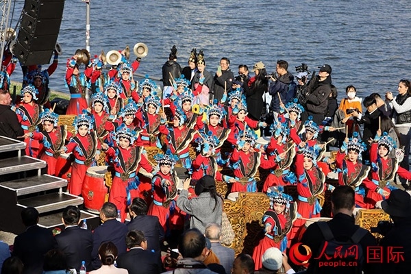龍舟賽開幕式上，《楊家將戰(zhàn)鼓》演奏引爆全場。人民網 依琳攝